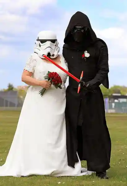 英国科幻迷夫妻在星战日结婚 上演反叛军之爱