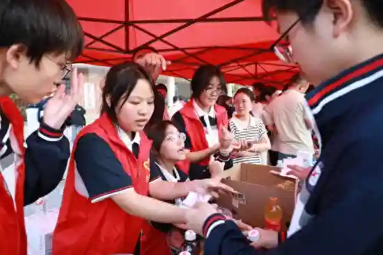 江西庐山市开展“文明实践伴成长”爱心义卖活动