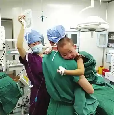 暖心！医生怀抱患儿输液：宝贝别哭，医生叔叔在