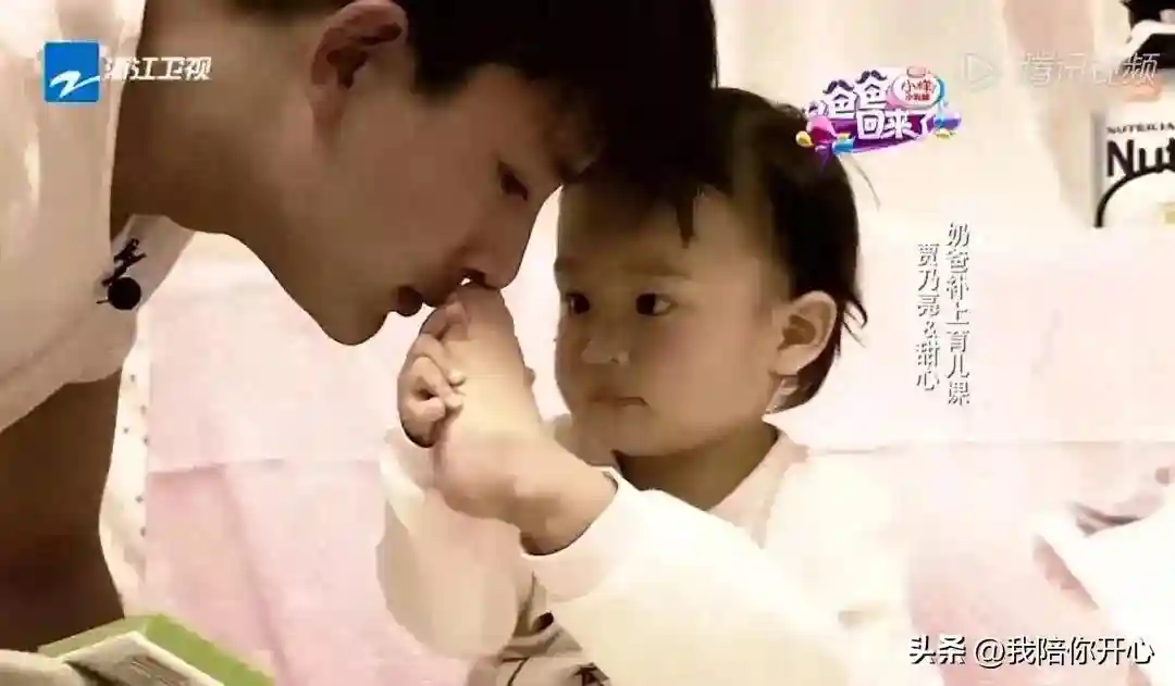 李小璐甜馨一同跳舞，甜馨比妈妈跳的还好，网友：娘俩都好优秀！