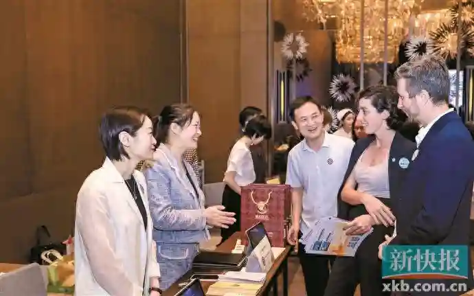 “希望在孕产等特殊科室配备翻译”