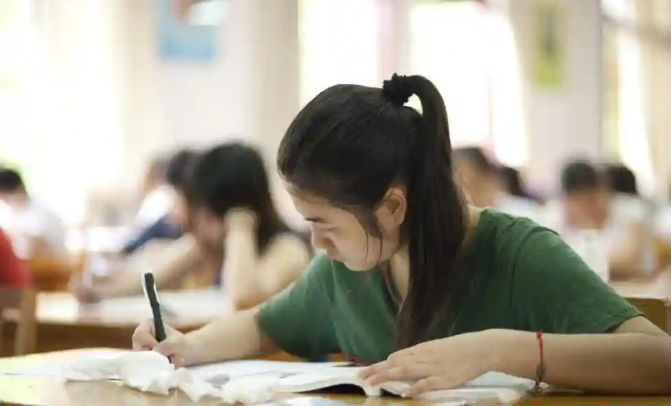 学校规定大一不允许报考英语四六级，新生困惑不已，老师道出缘由