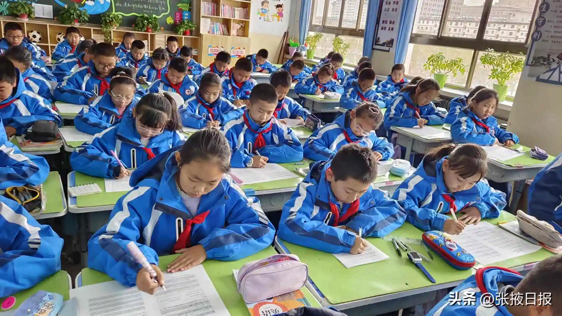 甘州区金安苑学校举行数学和英语书写竞赛活动