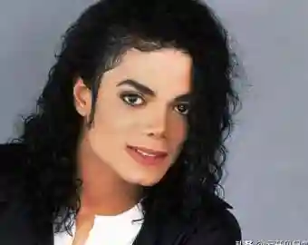 有首歌开头是one two three go，一首节奏感很强的几首英文歌混合的