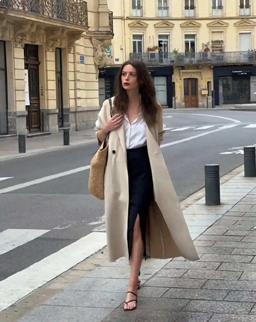 巴黎时尚图标Solene Lara，简约精致演绎法式浪漫